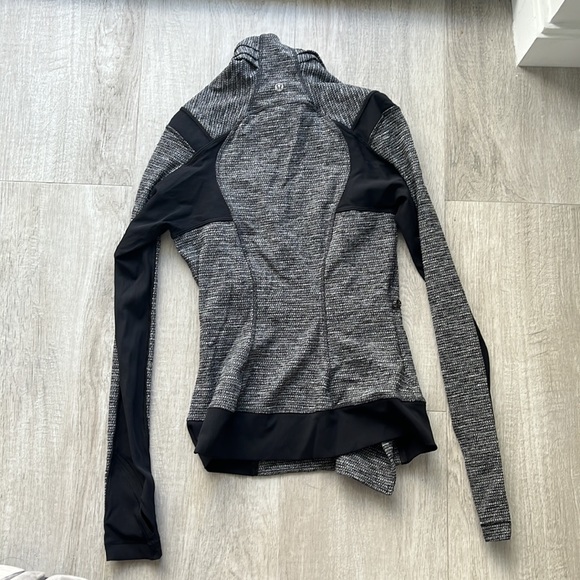 Lululemon jacket size 4 - Picture 3 of 3